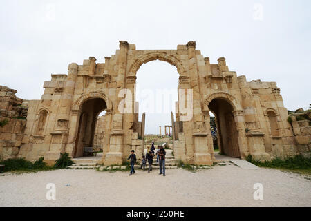 La porte sud de l'ancienne ville romaine de Jerash en Jordanie. Banque D'Images