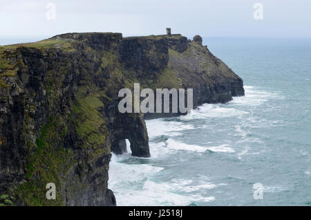 Falaises de Moher et de la mer d'Irlande à la tête de Tour Hag en Irlande lors d'une tempête. Banque D'Images