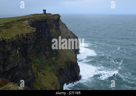 Hag's Head debout sur la falaise en Irlande sur les falaises de Moher. Banque D'Images