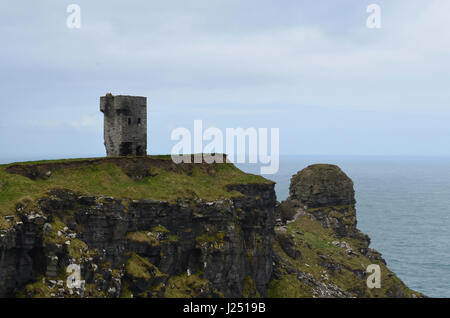 Tour sur les falaises d'Hag's Head, en Irlande. Banque D'Images