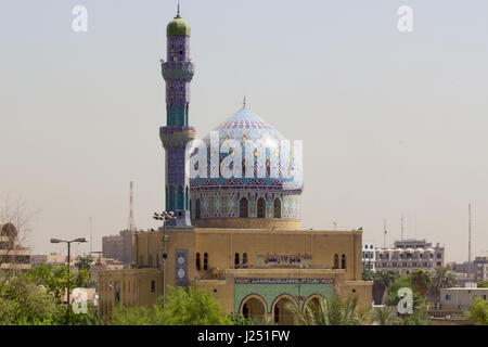 Photo d'une mosquée 17 Ramadan à Bagdad en Irak, ses contient un dôme décoré et minaret. Banque D'Images