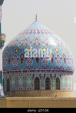 Photo d'une mosquée 17 Ramadan à Bagdad en Irak, ses contient un dôme décoré et minaret. Banque D'Images