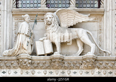 Détail de la Porta della Carta entrée du palais des Doges à Venise, Italie, représentant Doge Francesco Foscari agenouillé devant le Lion de Saint Marc, Banque D'Images