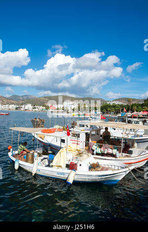 BODRUM, TURQUIE - 13 octobre 2016 : les bateaux de pêche dans le port de plaisance par un beau jour de la Méditerranée. Banque D'Images