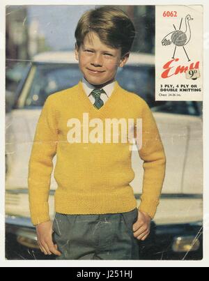 Modèle original de tricot EMU pour un pull à col en V pour garçon - la couleur jaune moutarde du pull était une couleur populaire dans les années 1960, au Royaume-Uni Banque D'Images