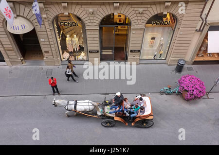 Les touristes sur la principale rue commerçante de Florence. Banque D'Images