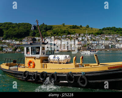 Le Car-ferry Tug Boat crossing de Dartmouth à Kingswear sur la rivière Dart, avec au-delà de Dartmouth, Devon, England, UK Banque D'Images