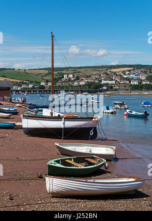 La plage de Shaldon avec elle bateaux colorés, à côté de l'estuaire de la rivière Teign, South Devon, England, UK Banque D'Images