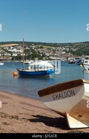 Bateaux amarrés sur l'estuaire de la rivière Teign vue du rivage à Shaldon Teignmouth, vers le sud du Devon, England, UK Banque D'Images