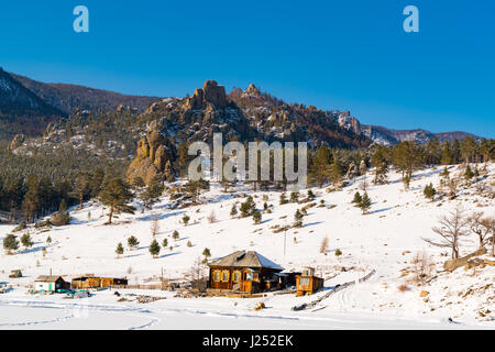 Vue sur petit village sur la rive du lac Baïkal gelé en Russie Banque D'Images