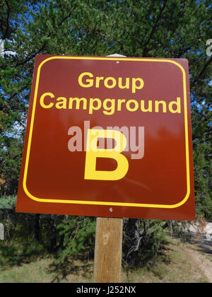 Site de Camping de groupe B signe. Banque D'Images