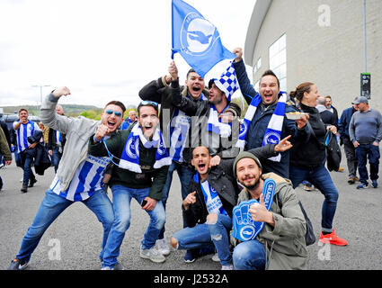 Brighton fans avant le match de championnat entre Sky Bet Brighton et Hove Albion et Wigan Athletic à l'American Express Community Stadium à Brighton et Hove. 17 avril, 2017. Banque D'Images