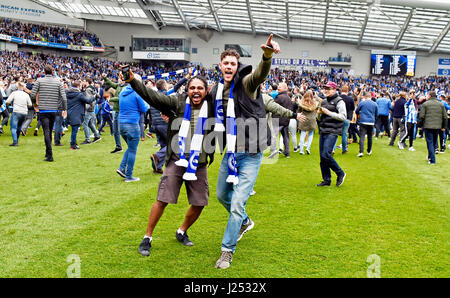 Le Brighton fans envahissent le terrain après avoir remporté le pari de la promotion après ciel match de championnat entre Brighton et Hove Albion et Wigan Athletic à l'American Express Community Stadium à Brighton et Hove. 17 avril, 2017. Simon Dack / Images Téléobjectif FA Premier League et Ligue de football images sont soumis à licence DataCo voir le www.football-dataco.com Editorial Utilisez uniquement Banque D'Images