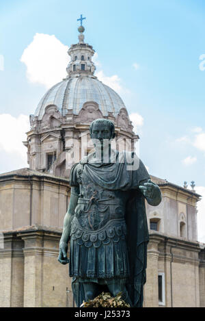 Une vue de la statue de Jules César à Rome, Italie Banque D'Images