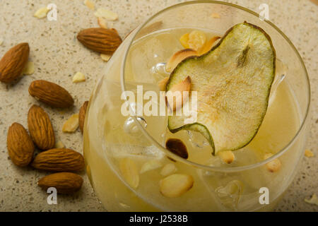 Secoué de Tequila, l'agave jus de poire, d'amande et de citron vert. Servi dans un verre à martini et garnir d'amandes grillées et de poire fraîche Banque D'Images