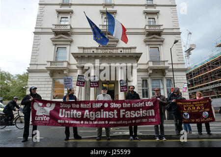 Anti-fascistes à l'extérieur de l'Ambassade de France, Londres, pour protester contre le dirigeant du parti d'extrême droite du Front National, Marine Le Pen, à la suite de sa promotion au deuxième tour de l'élection présidentielle française. Banque D'Images