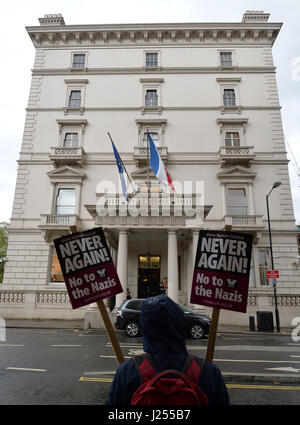 Anti-fascistes à l'extérieur de l'Ambassade de France, Londres, pour protester contre le dirigeant du parti d'extrême droite du Front National, Marine Le Pen, à la suite de sa promotion au deuxième tour de l'élection présidentielle française. Banque D'Images