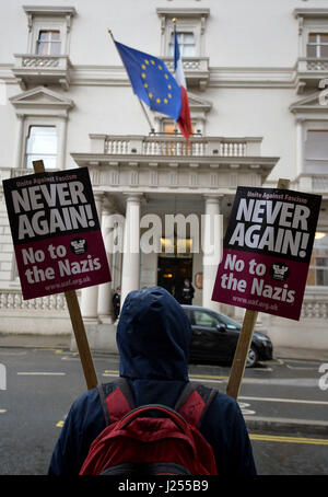 Anti-fascistes à l'extérieur de l'Ambassade de France, Londres, pour protester contre le dirigeant du parti d'extrême droite du Front National, Marine Le Pen, à la suite de sa promotion au deuxième tour de l'élection présidentielle française. Banque D'Images