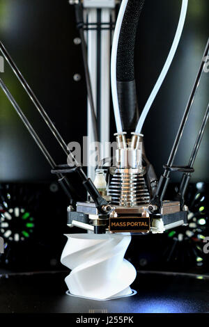 RIGA, Lettonie - Mars 29, 2017 : l'imprimante 3D au cours de processus de travail. Nouvelle technologie d'impression. Banque D'Images