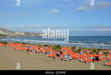 Red Orange transats sur la plage de Playa del Ingles, Gran Canaria île des Canaries en Espagne - vue du soir Banque D'Images