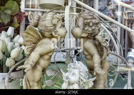 Prague, République tchèque - Juin 25, 2016 : les anges figurines en vedette dans une boutique de souvenirs. Banque D'Images