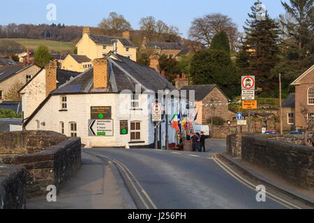 Les personnes bénéficiant d'un verre en soirée à l'extérieur de la Bridge End Inn dans la ville de Abergavenny Banque D'Images