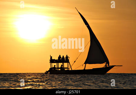 Coucher du soleil la silhouette d'une image d'un dhow traditionnel à Zanzibar, Tanzanie, Afrique. Banque D'Images