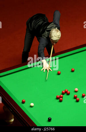 Neil Robertson lors de son match contre Marco Fu sur dix jours du championnat du monde de snooker Betfred à The Crucible Theatre, Sheffield. Banque D'Images