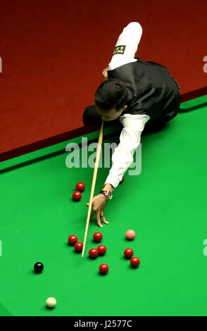 Marco Fu pendant son match contre Neil Robertson le jour 10 de la Championnats du monde de snooker Betfred à The Crucible Theatre, Sheffield. Banque D'Images