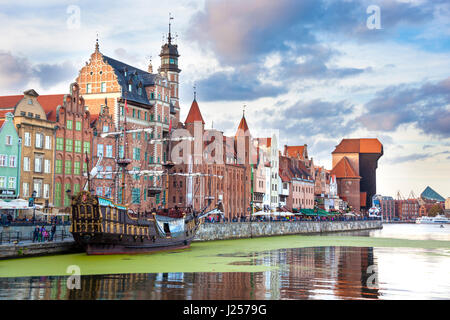 Les bâtiments au bord de l'eau (rivière Motlawa) à Gdansk, Pologne Banque D'Images