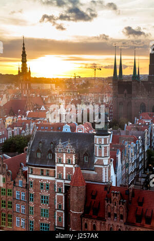 Vue du centre de Gdansk au coucher du soleil de la grande roue, Gdansk, Pologne Banque D'Images