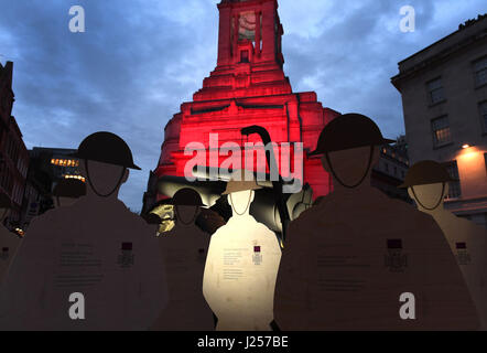 De 0001 sous embargo mardi 25 avril 64 chiffres représentant les 64 lifesize Francs-maçons qui ont reçu la Croix de Victoria au cours de la Première Guerre mondiale, sont affichés à l'extérieur de la salle des francs-maçons dans le centre de Londres en leur mémoire. Leurs médailles représentent un sur 10 de tous les circuits virtuels attribués pendant la Première Guerre mondiale. Banque D'Images