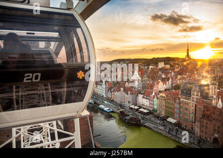 Vue du centre de Gdansk au coucher du soleil de la grande roue, Gdansk, Pologne Banque D'Images