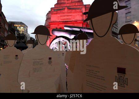 De 0001 sous embargo mardi 25 avril 64 chiffres représentant les 64 lifesize Francs-maçons qui ont reçu la Croix de Victoria au cours de la Première Guerre mondiale, sont affichés à l'extérieur de la salle des francs-maçons dans le centre de Londres en leur mémoire. Leurs médailles représentent un sur 10 de tous les circuits virtuels attribués pendant la Première Guerre mondiale. Banque D'Images