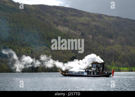 Les fiducies nationales yacht à vapeur gondola, le lac de Coniston, Cumbria Banque D'Images