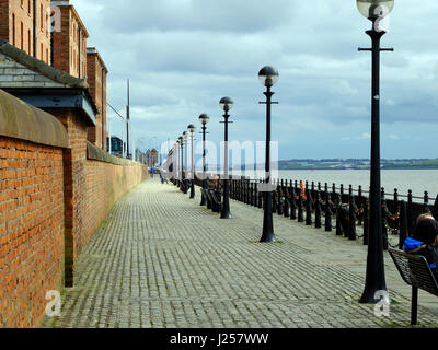 Albert Dock, Liverpool, UK, Kings Parade à côté de la Mersey. Banque D'Images