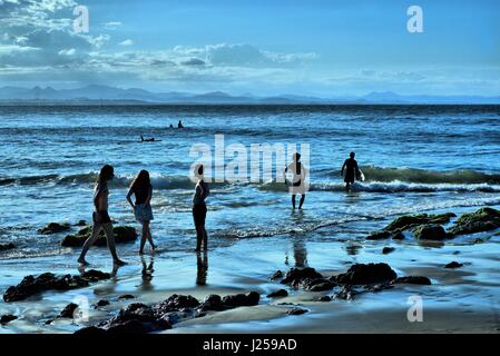 Les gens sur la plage. Silhouettes de personnes Byron Beach en Nouvelle Galles du Sud en Australie. Banque D'Images