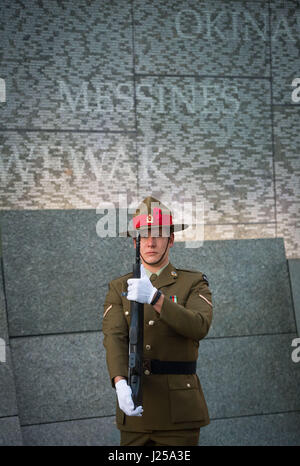 Un soldat néo-zélandais au cours d'un service de l'aube de l'Anzac Day à l'Australian War Memorial à Hyde Park Corner à Londres, marquant l'anniversaire de la première grande action militaire menée par les forces de l'Australie et de la Nouvelle-Zélande au cours de la Première Guerre mondiale. Banque D'Images