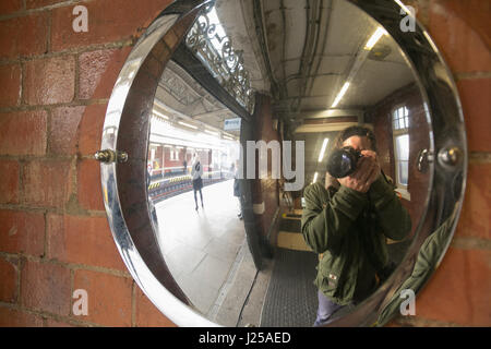 Description de l'autoportrait pris au London Tube. Banque D'Images