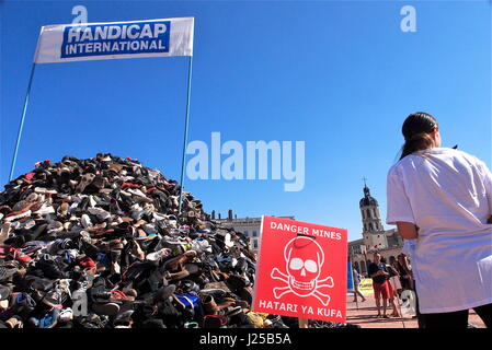 L'ONG Handicap International organise une pyramide de chaussures à Lyon, pour mobiliser les gens contre les mines antipersonnel Banque D'Images