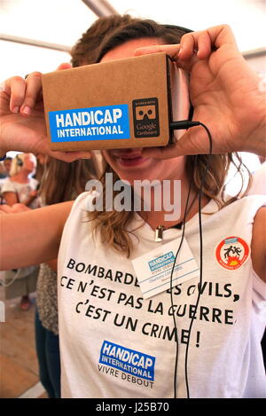 L'ONG Handicap International organise une pyramide de chaussures à Lyon, pour mobiliser les gens contre les mines antipersonnel Banque D'Images