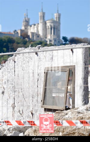 L'ONG Handicap International organise une pyramide de chaussures à Lyon, pour mobiliser les gens contre les mines antipersonnel Banque D'Images