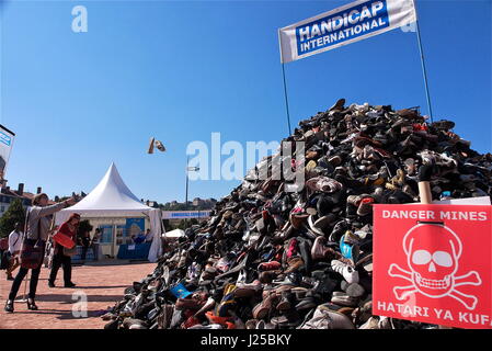 L'ONG Handicap International organise une pyramide de chaussures à Lyon, pour mobiliser les gens contre les mines antipersonnel Banque D'Images