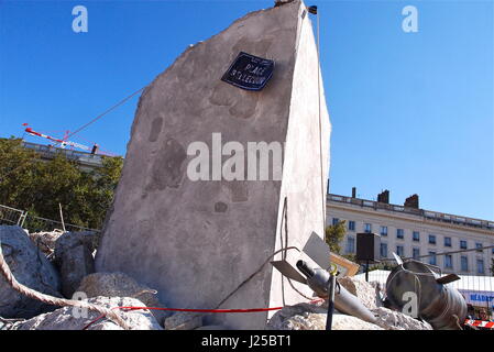 L'ONG Handicap International organise une pyramide de chaussures à Lyon, pour mobiliser les gens contre les mines antipersonnel Banque D'Images