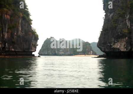 Voir rock islands à la célèbre baie d'Halong au Vietnam Banque D'Images