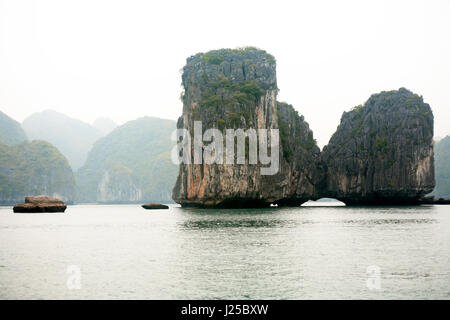 Voir rock islands à la célèbre baie d'Halong au Vietnam Banque D'Images