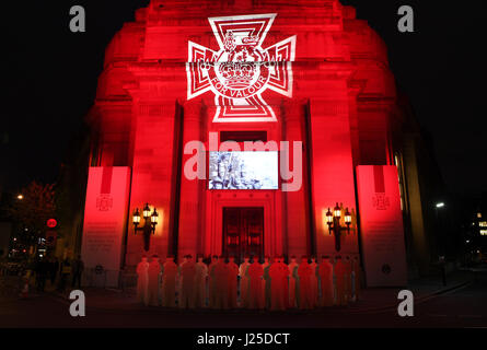 64 chiffres lifesize représentant le 64 Francs-maçons qui ont reçu la Croix de Victoria au cours de la Première Guerre mondiale, sont affichés à l'extérieur de la salle des francs-maçons dans le centre de Londres en leur mémoire. Banque D'Images