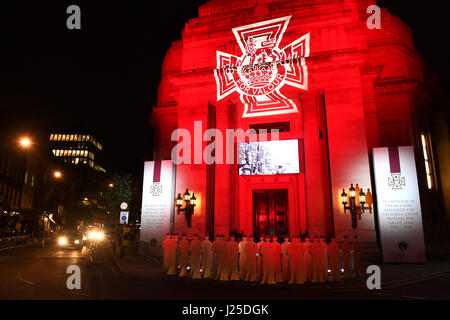 64 chiffres lifesize représentant le 64 Francs-maçons qui ont reçu la Croix de Victoria au cours de la Première Guerre mondiale, sont affichés à l'extérieur de la salle des francs-maçons dans le centre de Londres en leur mémoire. Banque D'Images