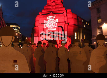 64 chiffres lifesize représentant le 64 Francs-maçons qui ont reçu la Croix de Victoria au cours de la Première Guerre mondiale, sont affichés à l'extérieur de la salle des francs-maçons dans le centre de Londres en leur mémoire. Banque D'Images