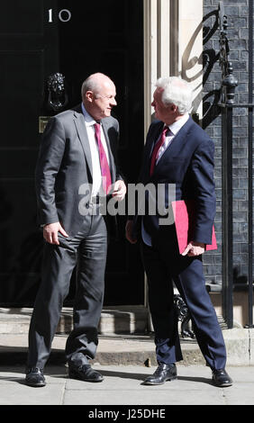 Du travail et des retraites Damian Green (à gauche) et David Davis Secrétaire Brexit en laissant 10 Downing Street, Londres, après une réunion du Cabinet. Banque D'Images